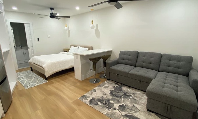Newton Appartement | Calm Corner Retreat: Calm Escape