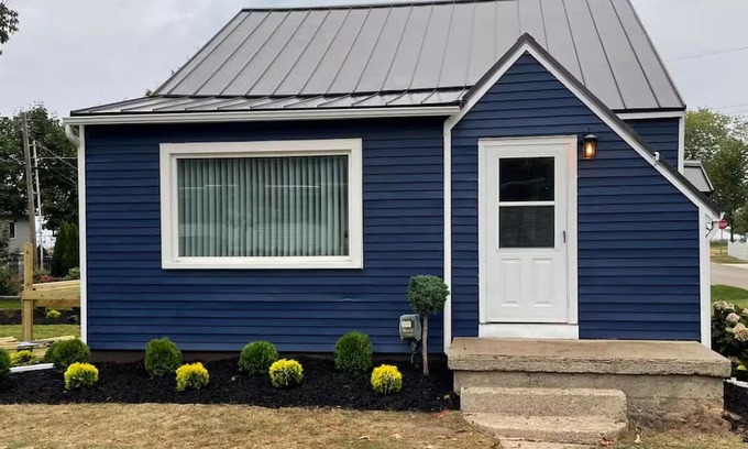 Port Austin Maison | Newly renovated 3-bedroom house with lake views right in downtown Port Austin