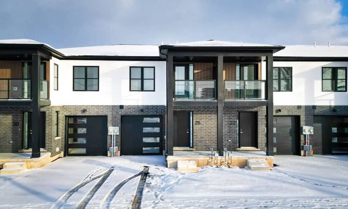 Welland Maison | Family Friendly Canal Front 3BR with BBQ and Sleeps 8 guests
