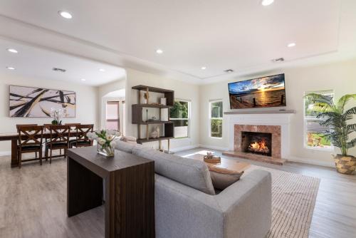 Tarzana Maison | Deluxe and Spacious 4BR Residence with Parking, BBQ
