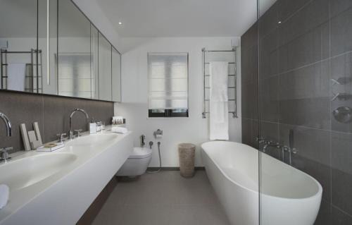 Saint-Tropez Cabine | Water's Edge