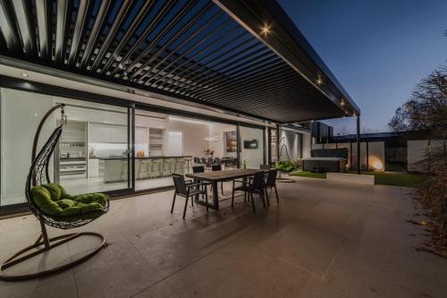 Fendalton Maison | How the 1percent Live - Waiwetu St Sleeps 15