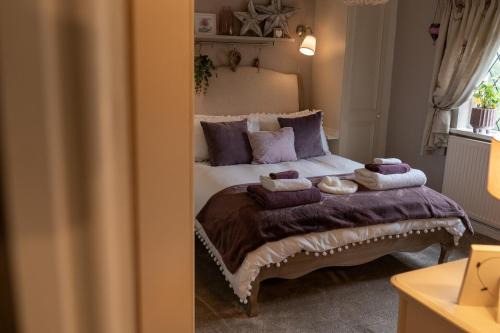 Appley Bridge Maison | Heather room at field view cottage