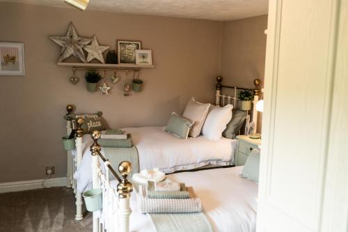 Appley Bridge Maison | Fern room at field view cottage