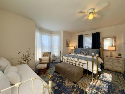 Gypsum Lit Et Petit-Déjeuner | Victorian Inn Bed & Breakfast Room 1 The Nest Nook