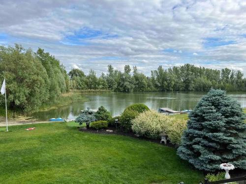 Ottawa Division Maison | Lake House 8 Min from Airport sleeps 13