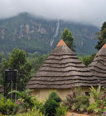 Eastern Region Hôtel | Cwmbale Eco-Safari Lodges, Restaurant and Zoo.
