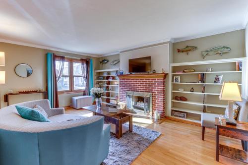 West Haven Maison | Pet-Friendly West Haven Rental Walk to Beach!