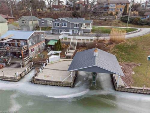 Port Dover Maison | River front 4 bedroom cottage with boat dock