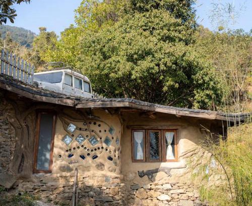 Naina Range Lit Et Petit-Déjeuner | Hidden Earthen Home With An SUV Car As Entrance