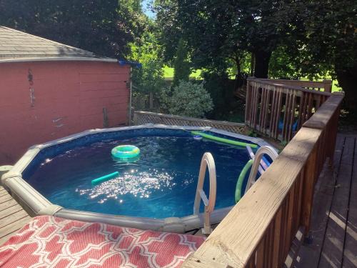 Niagara Falls Maison | Central Niagara Home with Sauna & Pool