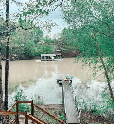 Crane Hill Maison | Pet Friendly! Lakefront - Crooked Creek Retreat
